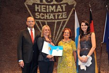 Heimatminister Albert Füracker und Kunstministerin Prof. Dr. med. Marion Kiechle prämieren 100 Heimatschätze